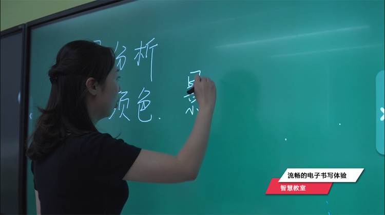 尊龙时凯黄淮学院智慧教室：智能交互平板电子书写体验